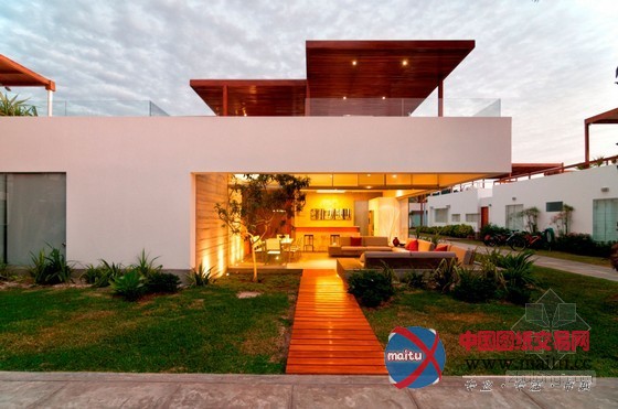 秘鲁风景优美的白色盒子状住宅装修设计