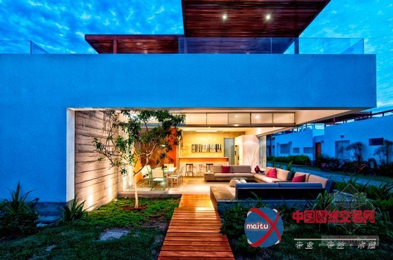 秘鲁风景优美的白色盒子状住宅装修设计