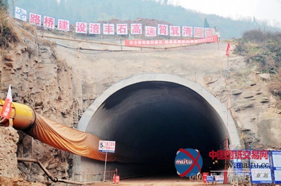 涪丰石高速方斗山特长隧道贯通