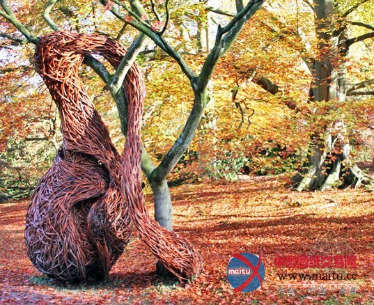 艺术家Laura Bacon用柳树编织的强大雕塑