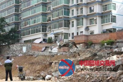 四川攀枝花一住宅楼突然围墙裂阳台垮 48户居民连夜搬出