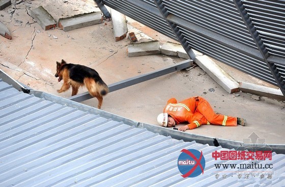 福州闹市区一酒店附楼坍塌 伤亡暂不明