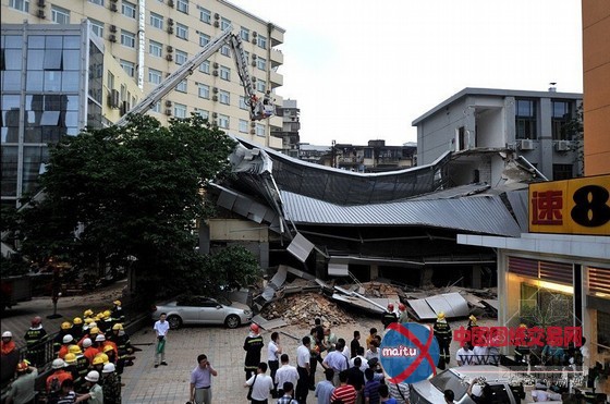 福州闹市区一酒店附楼坍塌 伤亡暂不明