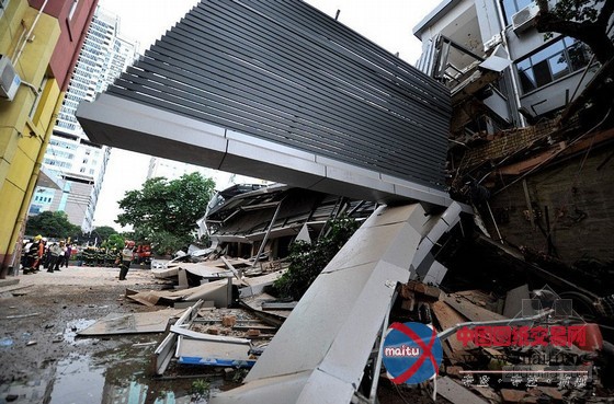 福州闹市区一酒店附楼坍塌 伤亡暂不明