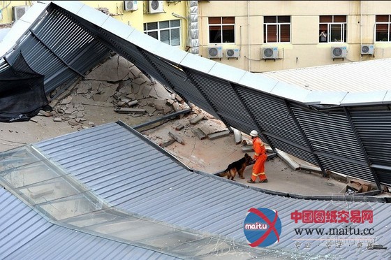 福州闹市区一酒店附楼坍塌 伤亡暂不明