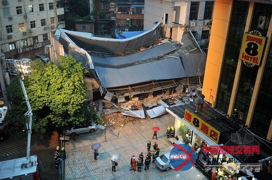 福州闹市区一酒店附楼坍塌 伤亡暂不明