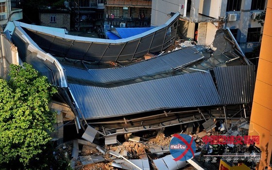 福州闹市区一酒店附楼坍塌 伤亡暂不明