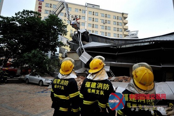 福州闹市区一酒店附楼坍塌 伤亡暂不明