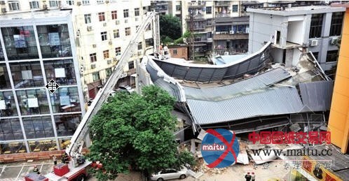 福州一幢三层附属楼楼疑装修导致坍塌