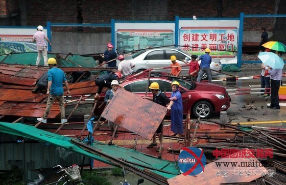 厦门市第一医院脚手架倒塌 13辆车被埋5人受伤