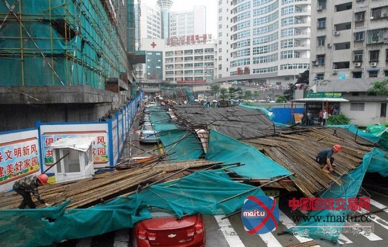 厦门市第一医院脚手架倒塌 13辆车被埋5人受伤