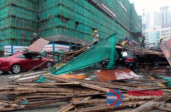 厦门市第一医院脚手架倒塌 13辆车被埋5人受伤