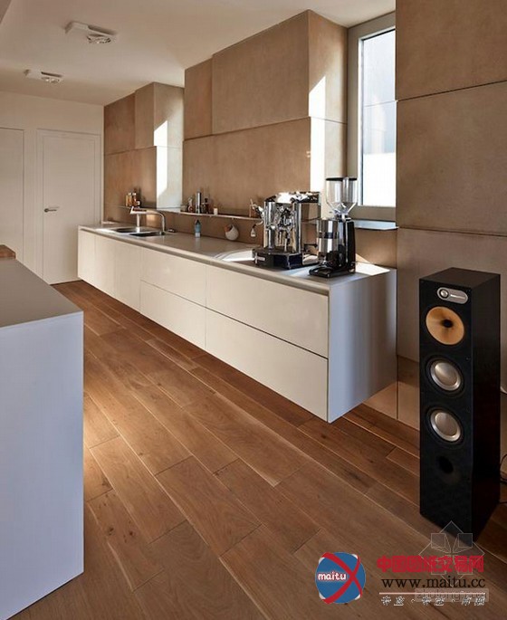 木色木质装饰设计 稳重的Bratislava河滨公寓