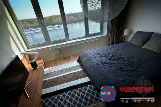 木色木质装饰设计 稳重的Bratislava河滨公寓