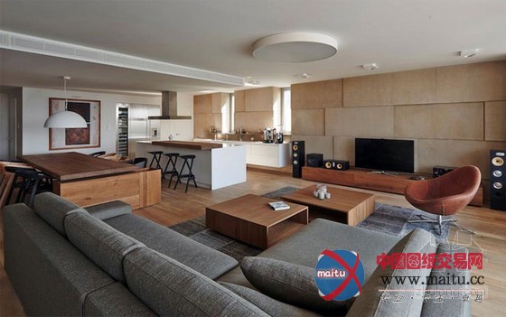 木色木质装饰设计 稳重的Bratislava河滨公寓