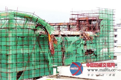 福清在建楼房倾斜坍塌 横梁倒挂甩出9人3人亡