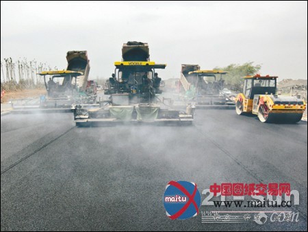 沈阳道路摊铺机三机联作铺出“最平马路”