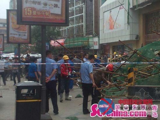 北方国贸脚手架垮塌工人被压 施工单位不明