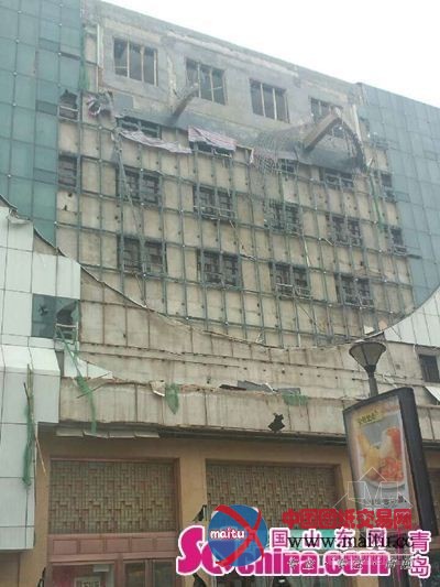 北方国贸脚手架垮塌工人被压 施工单位不明