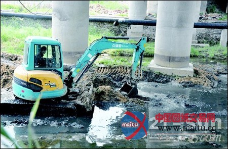 挖掘机清淤“大会战” 带您领略别样风采