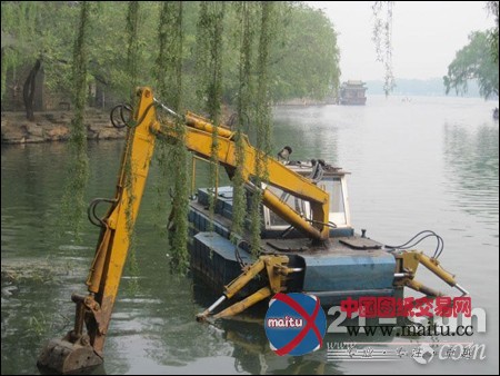 挖掘机清淤“大会战” 带您领略别样风采
