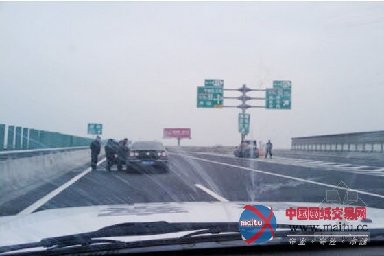 宁波绕城高速匝道被吨级钢卷砸坏