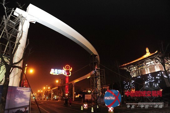 轻轨桥墩上竖巨大钢架引恐慌