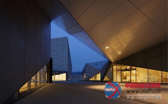 隈研吾设计的日本“折面”九州芸文馆