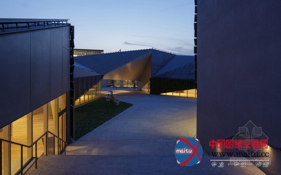 隈研吾设计的日本“折面”九州芸文馆