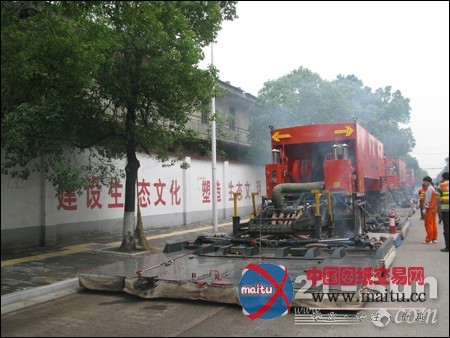 英达公司大型热再生机组开进乡镇市政道路