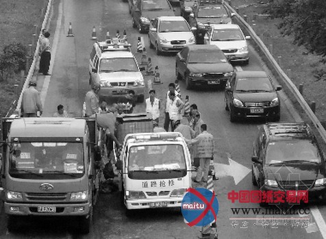 因地下空洞致京通快速方向匝道出现塌陷