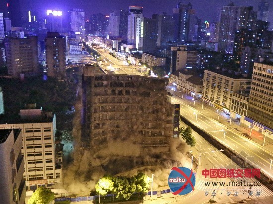 武汉闹市大楼爆破 相隔5米建筑安然无恙