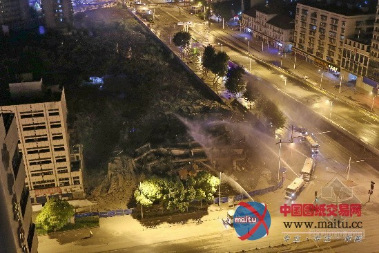 武汉闹市大楼爆破 相隔5米建筑安然无恙