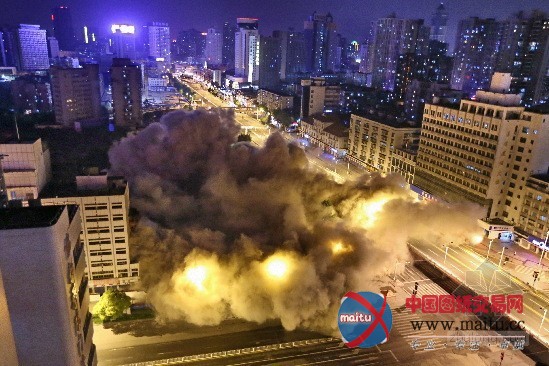 武汉闹市大楼爆破 相隔5米建筑安然无恙