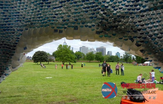 STUDIOKCA用回收塑料瓶制成的巨大“云”展馆