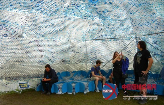 STUDIOKCA用回收塑料瓶制成的巨大“云”展馆