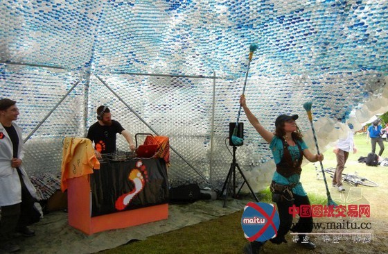 STUDIOKCA用回收塑料瓶制成的巨大“云”展馆