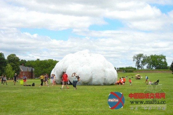 STUDIOKCA用回收塑料瓶制成的巨大“云”展馆