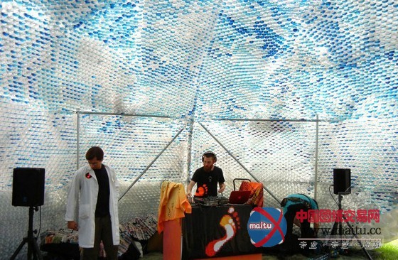 STUDIOKCA用回收塑料瓶制成的巨大“云”展馆