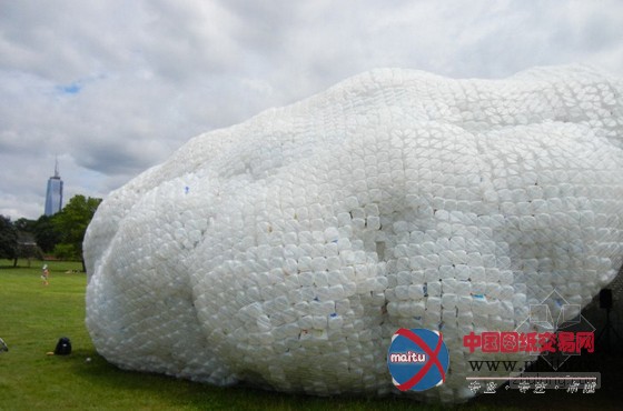 STUDIOKCA用回收塑料瓶制成的巨大“云”展馆