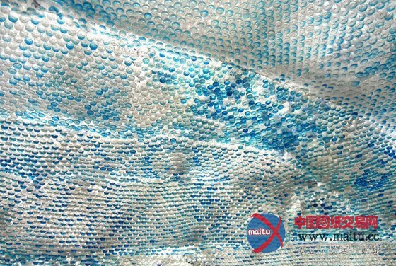 STUDIOKCA用回收塑料瓶制成的巨大“云”展馆