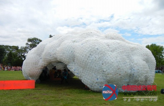 STUDIOKCA用回收塑料瓶制成的巨大“云”展馆