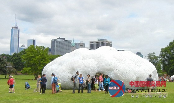 STUDIOKCA用回收塑料瓶制成的巨大“云”展馆