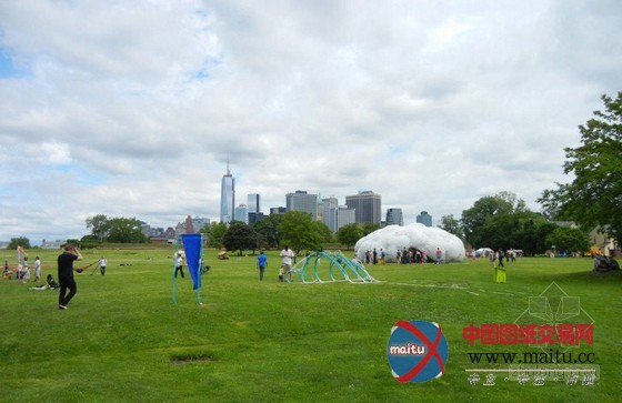 STUDIOKCA用回收塑料瓶制成的巨大“云”展馆