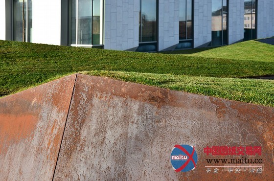 HJLA设计的丹麦毕马威会计事务所总部的屋顶花园及入口区域