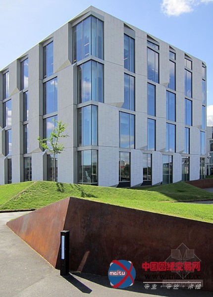 HJLA设计的丹麦毕马威会计事务所总部的屋顶花园及入口区域