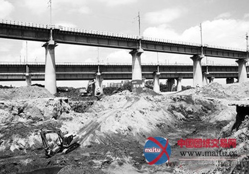 世界最大公路铁路两用桥桥下惊现挖煤深坑
