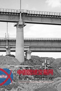 世界最大公路铁路两用桥桥下惊现挖煤深坑