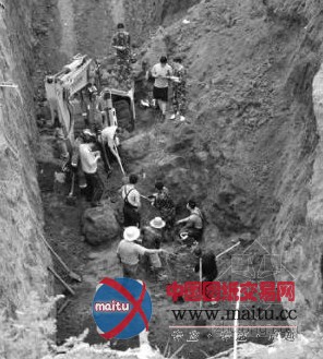 淄博工地塌方 致三人被埋深坑