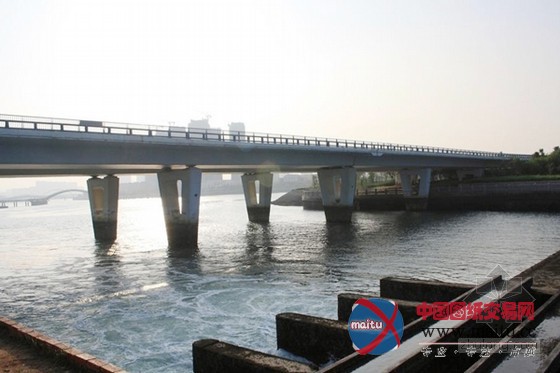 厦门大桥铁路匝道成轮胎杀手 责任方互相推诿